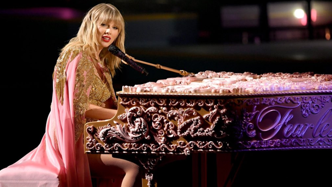 Taylor Swift diễn medley loạt hit lớn trong sự nghiệp, mở đầu bằng The Man, tiện thể rủ Camila và Halsey lập girlgroup dằn mặt Scooter Braun? - Ảnh 11.