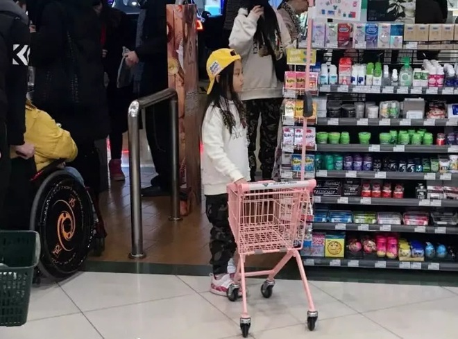 Lý Tiểu Lộ bị bắt gặp đưa con gái đi siêu thị, vẫn ngang nhiên diện giày đôi với PGone khiến dân tình nóng mắt - Ảnh 2.
