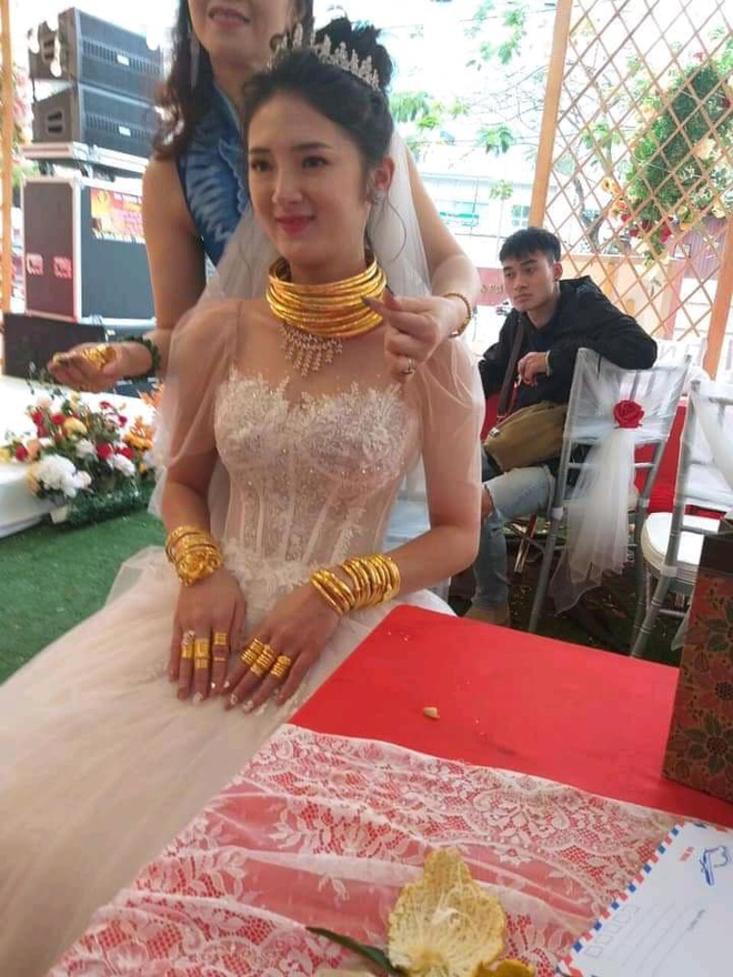 Xuýt xoa với hình ảnh cô dâu đeo vàng nặng trĩu cổ và kín 2 bàn tay trong ngày cưới ở Cao Bằng - Ảnh 3.