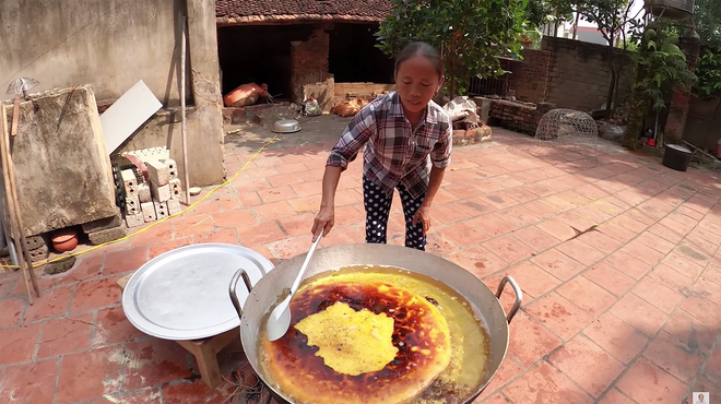 Lại thất bại trong màn làm đồ ăn siêu to khổng lồ, bà Tân nhanh chóng chữa cháy để cứu chiếc bánh khoai - Ảnh 1.