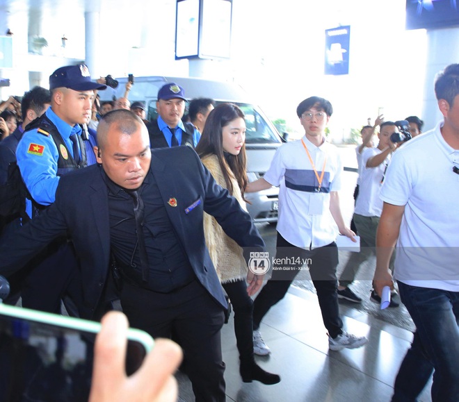 Quân đoàn sao dự AAA đổ bộ Nội Bài sáng nay: Yoona và Jang Dong Gun đẳng cấp, em trai BTS, GOT7 kẹt cứng giữa biển fan - Ảnh 37.