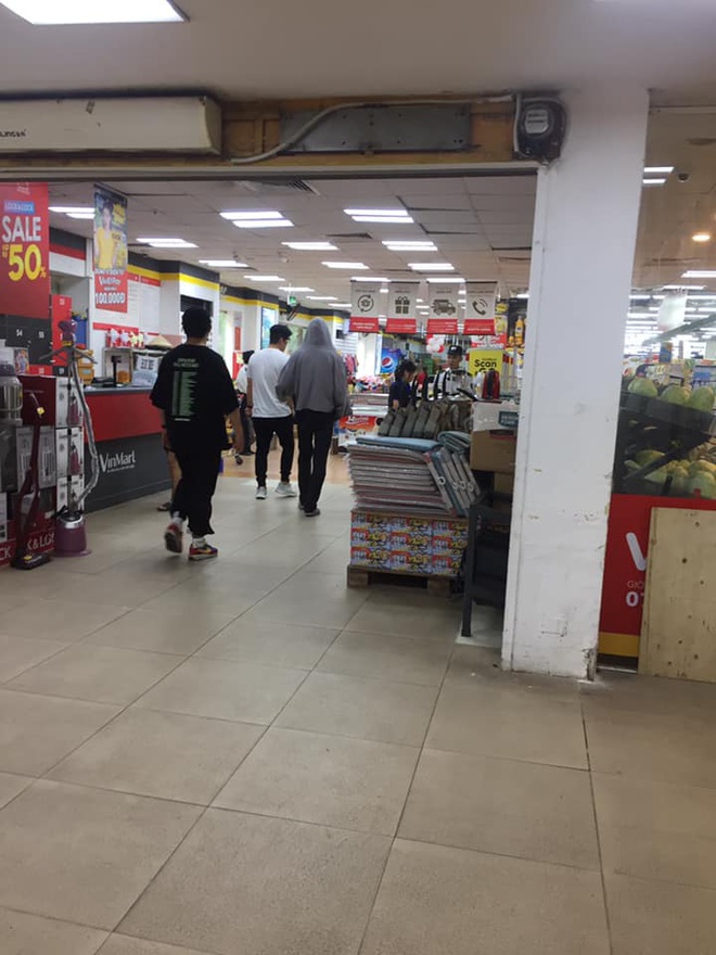 Vừa đến dàn sao Hàn đã thi nhau đi ăn vặt tại Hà Nội: Zico xếp hàng mua trà sữa, GOT7 và tài tử đình đám lượn siêu thị - Ảnh 2.