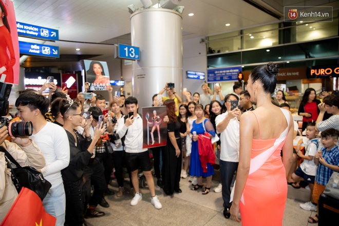 Hoàng Thùy khoe vòng 1 khủng, rạng rỡ lên đường đến Mỹ chinh phục vương miện Miss Universe 2019 - Ảnh 6.