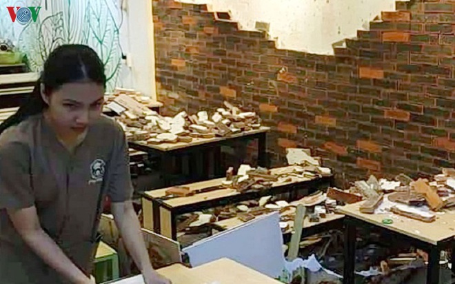 Tường trang tr&iacute; qu&aacute;n ăn bất ngờ đổ sập, 4 thực kh&aacute;ch ở Huế nhập viện - Ảnh 1.