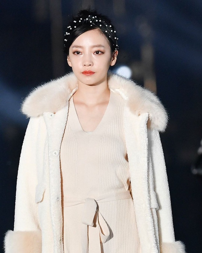 Nhìn lại màn catwalk cuối cùng của Goo Hara mà nghẹn ngào: Dù ở nơi đâu, cô vẫn mãi là thiên thần tỏa ánh hào quang rực rỡ - Ảnh 2.