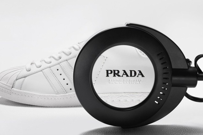 Đơn giản đến khó tin, ít ai ngờ được đây là siêu phẩm collab của adidas và ông lớn Prada - Ảnh 2.