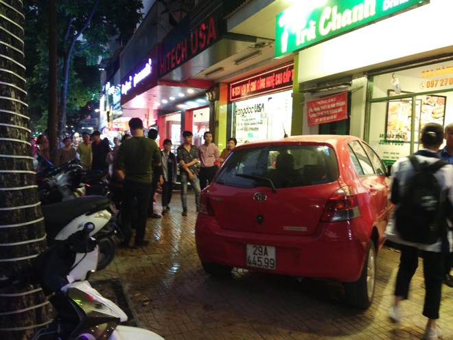 Nữ tài xế mất lái, lao thẳng ô tô vào quán trà chanh ở trung tâm Hà Nội - Ảnh 1.
