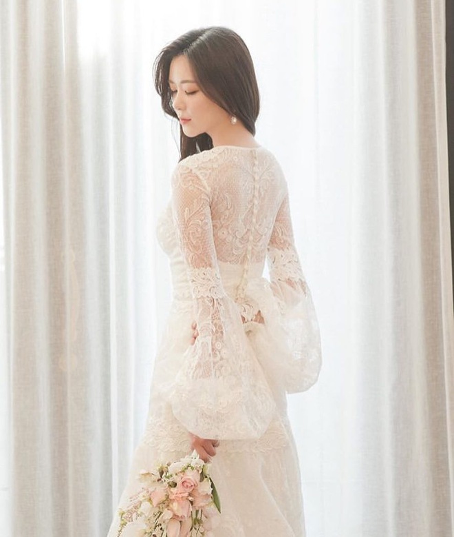 Đ&atilde; t&igrave;m ra thiết kế v&aacute;y cưới đẹp mong manh, đậm n&eacute;t Ho&agrave;ng gia m&agrave; vẫn gi&uacute;p c&ocirc; d&acirc;u che đi phần bắp tay k&eacute;m thon gọn - Ảnh 11.