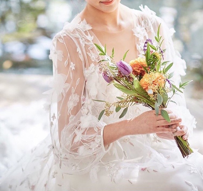 Đ&atilde; t&igrave;m ra thiết kế v&aacute;y cưới đẹp mong manh, đậm n&eacute;t Ho&agrave;ng gia m&agrave; vẫn gi&uacute;p c&ocirc; d&acirc;u che đi phần bắp tay k&eacute;m thon gọn - Ảnh 14.