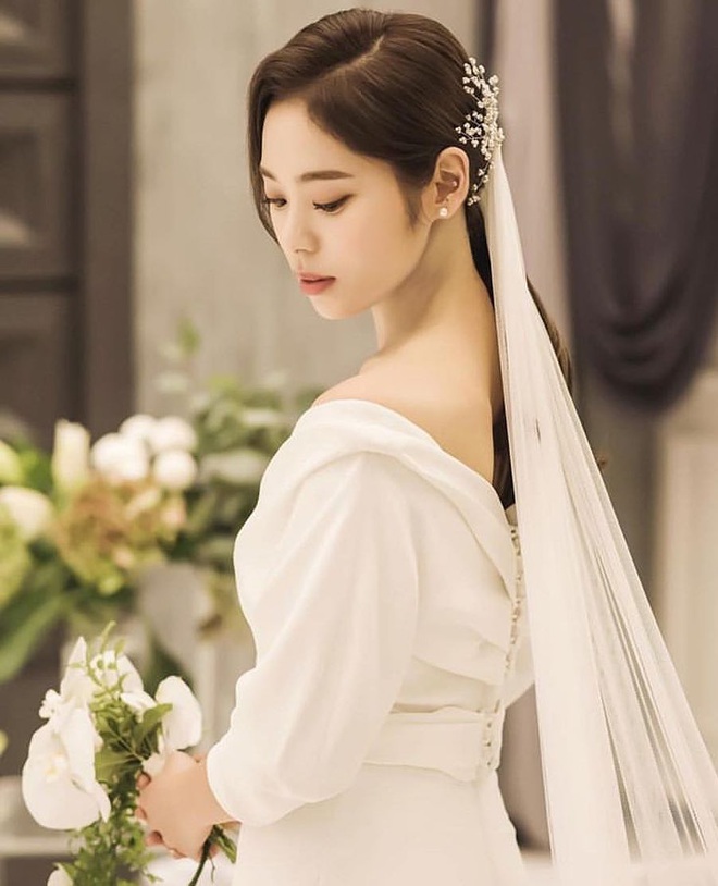 Đ&atilde; t&igrave;m ra thiết kế v&aacute;y cưới đẹp mong manh, đậm n&eacute;t Ho&agrave;ng gia m&agrave; vẫn gi&uacute;p c&ocirc; d&acirc;u che đi phần bắp tay k&eacute;m thon gọn - Ảnh 17.