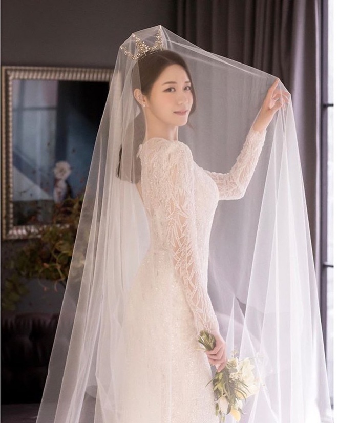 Đ&atilde; t&igrave;m ra thiết kế v&aacute;y cưới đẹp mong manh, đậm n&eacute;t Ho&agrave;ng gia m&agrave; vẫn gi&uacute;p c&ocirc; d&acirc;u che đi phần bắp tay k&eacute;m thon gọn - Ảnh 5.