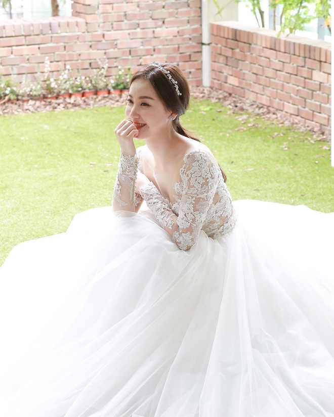 Đ&atilde; t&igrave;m ra thiết kế v&aacute;y cưới đẹp mong manh, đậm n&eacute;t Ho&agrave;ng gia m&agrave; vẫn gi&uacute;p c&ocirc; d&acirc;u che đi phần bắp tay k&eacute;m thon gọn - Ảnh 7.