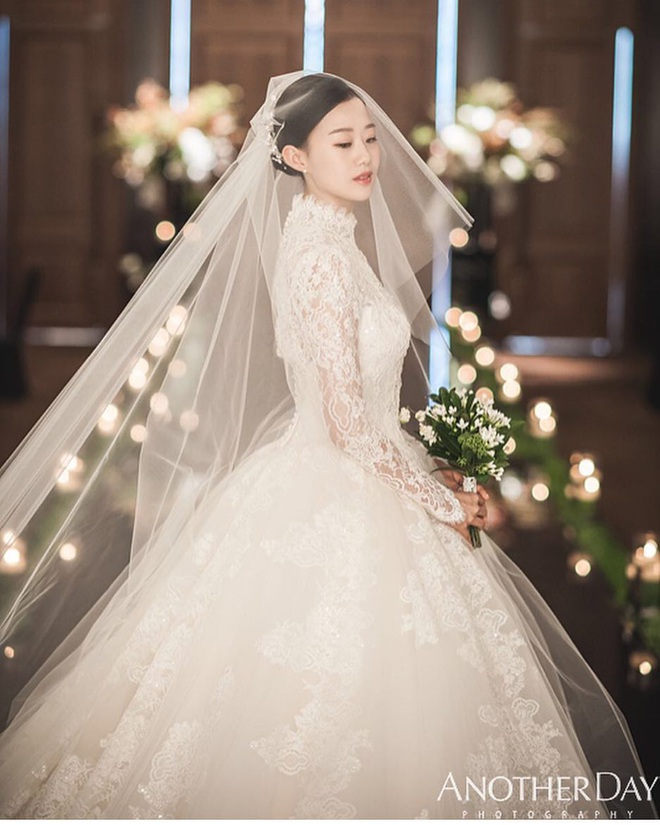 Đ&atilde; t&igrave;m ra thiết kế v&aacute;y cưới đẹp mong manh, đậm n&eacute;t Ho&agrave;ng gia m&agrave; vẫn gi&uacute;p c&ocirc; d&acirc;u che đi phần bắp tay k&eacute;m thon gọn - Ảnh 8.