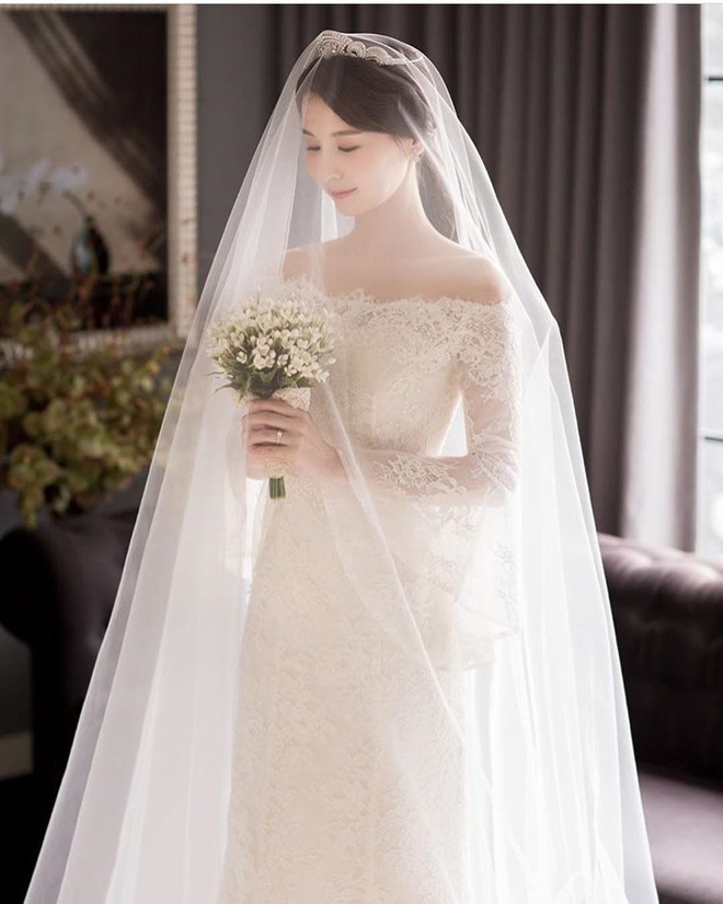 Đ&atilde; t&igrave;m ra thiết kế v&aacute;y cưới đẹp mong manh, đậm n&eacute;t Ho&agrave;ng gia m&agrave; vẫn gi&uacute;p c&ocirc; d&acirc;u che đi phần bắp tay k&eacute;m thon gọn - Ảnh 9.