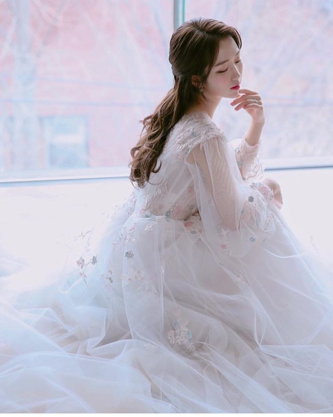 Đ&atilde; t&igrave;m ra thiết kế v&aacute;y cưới đẹp mong manh, đậm n&eacute;t Ho&agrave;ng gia m&agrave; vẫn gi&uacute;p c&ocirc; d&acirc;u che đi phần bắp tay k&eacute;m thon gọn - Ảnh 10.