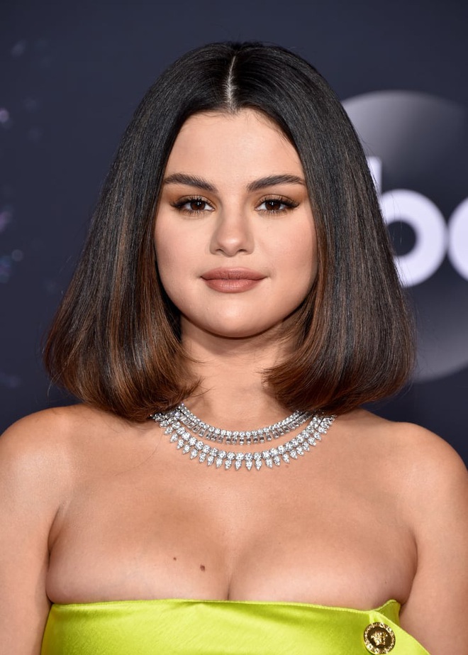 Selena Gomez: Mỗi lần dự AMAs là một mức cân nặng khác nhau nhưng lần nào cũng là nữ hoàng thảm đỏ, đẹp lu mờ vạn vật - Ảnh 2.