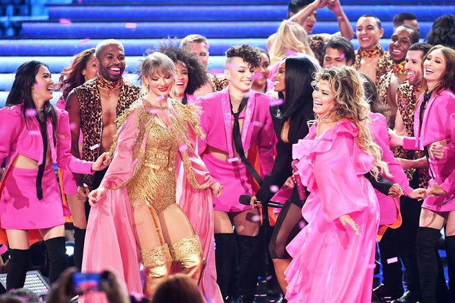 Những sân khấu đáng chú ý của AMAs 2019: Taylor Swift quyền lực, Selena Gomez mờ nhạt, Lizzo lăn ra... khóc trên sân khấu! - Ảnh 20.