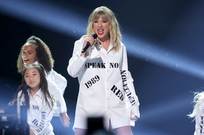 Những sân khấu đáng chú ý của AMAs 2019: Taylor Swift quyền lực, Selena Gomez mờ nhạt, Lizzo lăn ra... khóc trên sân khấu! - Ảnh 13.