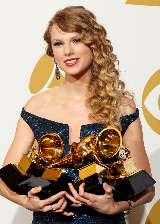 10 năm, 5 album và loạt kỉ lục, chẳng ai có thể phủ nhận Taylor Swift là nghệ sĩ nổi bật nhất trong thập kỉ vừa qua! - Ảnh 2.