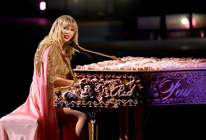 Từ chiếc áo cho đến cây đàn piano khắc chữ tinh xảo, Taylor Swift đều gửi gắm thông điệp kêu gào cho số phận 6 album cũ tại AMAs 2019? - Ảnh 8.