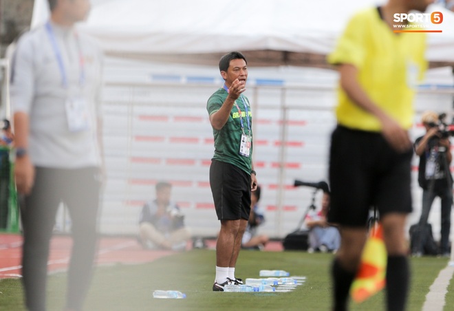 Đối thủ của thầy Park bế tắc và hành động lạ lùng trong ngày thua sốc tại SEA Games 2019 - Ảnh 6.
