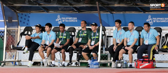 Đối thủ của thầy Park bế tắc và hành động lạ lùng trong ngày thua sốc tại SEA Games 2019 - Ảnh 2.