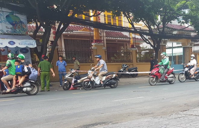 Nhóm đối tượng dùng mã tấu chém hai anh em ruột đứt gần lìa tay - Ảnh 1.