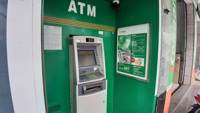 Truy tìm thanh niên bịt mặt, dùng đá cạy phá trụ ATM trước ngân hàng để trộm tiền - Ảnh 2.