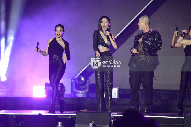 Netizen quốc tế khen ngợi Bích Phương hết lời, truy lùng thông tin đòi làm fan sau sân khấu live Đi Đu Đưa Đi đầy ấn tượng tại AAA 2019 - Ảnh 1.
