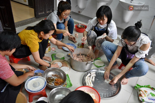 Gặp thầy giáo tiếng Anh đứng sau những bữa ăn miễn phí cho trẻ em nghèo ở Sài Gòn: Làm từ thiện là phải sáng tạo - Ảnh 4.