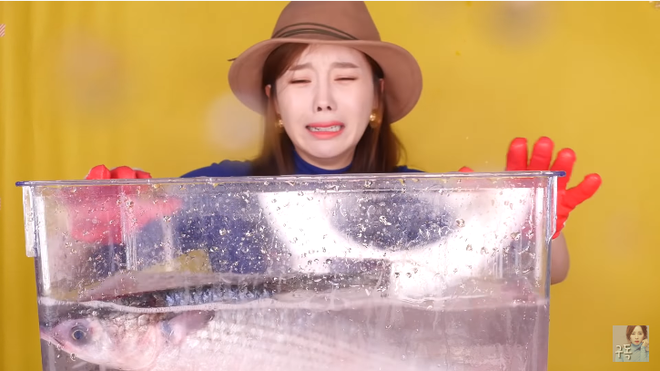 M&agrave;n vật lộn trong video mới của th&aacute;nh lật mặt l&agrave;ng mukbang khiến người xem cũng cảm thấy mệt gi&ugrave;m - Ảnh 3.