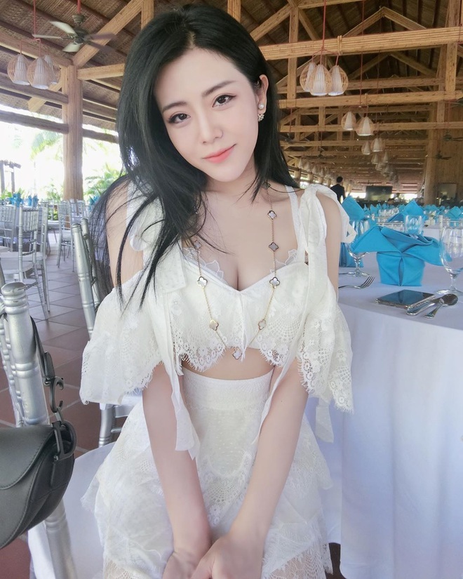 Sau siêu đám cưới của anh trai, Ông Thoại Liên vừa chăm up ảnh lại còn diện đồ sexy hơn: Tiểu thư cũng muốn lên xe bông rồi? - Ảnh 1.