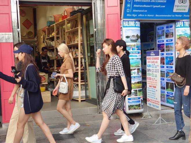 Trước khi về nước, ITZY vẫn tranh thủ đi dạo ở hồ Gươm, fan lại được dịp h&uacute; h&eacute;t v&igrave; gặp thần tượng - Ảnh 2.