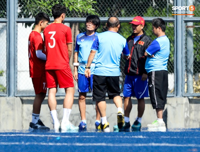 U22 Việt Nam tập trên mặt cỏ có màu sắc lạ trước ngày đấu Lào tại SEA Games 2019 - Ảnh 9.