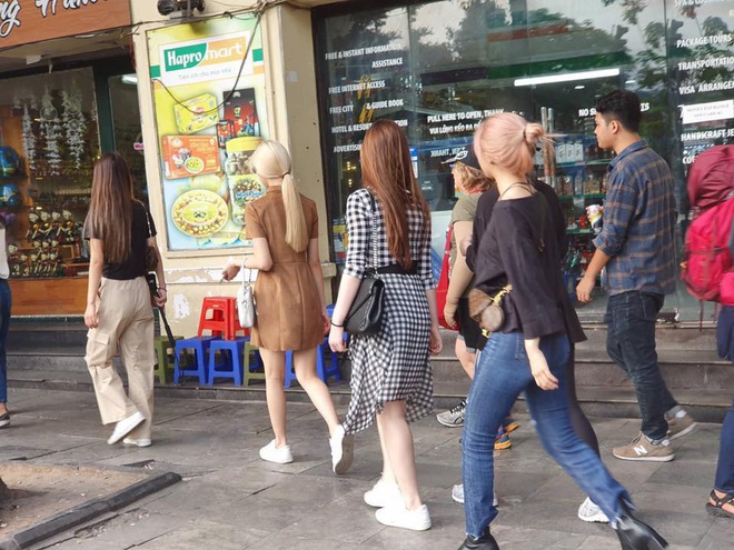 Trước khi về nước, ITZY vẫn tranh thủ đi dạo ở hồ Gươm, fan lại được dịp h&uacute; h&eacute;t v&igrave; gặp thần tượng - Ảnh 4.