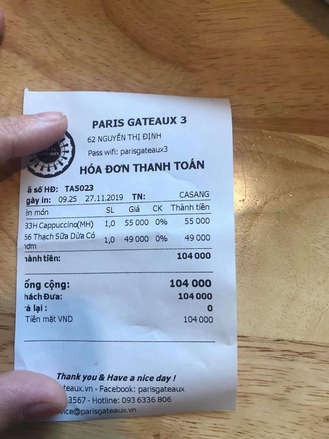 Khách hàng phát hoảng khi bánh ngọt tiệm Paris Gateaux bị nhân viên đặt thẳng xuống vỉa hè, đại diện thương hiệu lên tiếng - Ảnh 3.