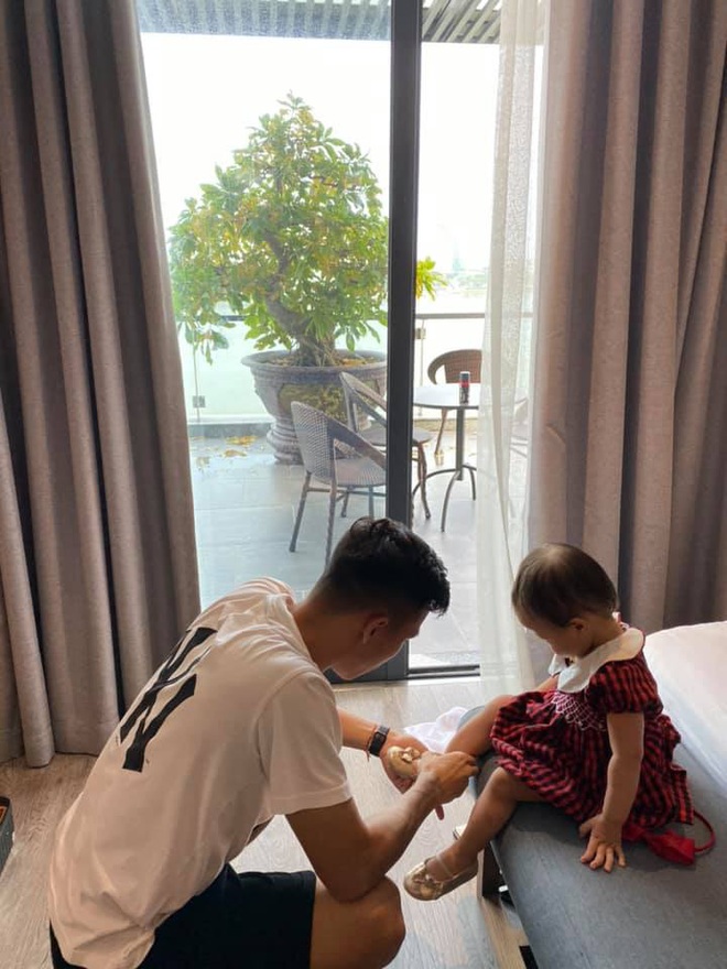 Quế Ngọc Hải tận tình chăm sóc con gái, cựu thủ thành U23 Việt Nam bất ngờ lập gia đình - Ảnh 2.