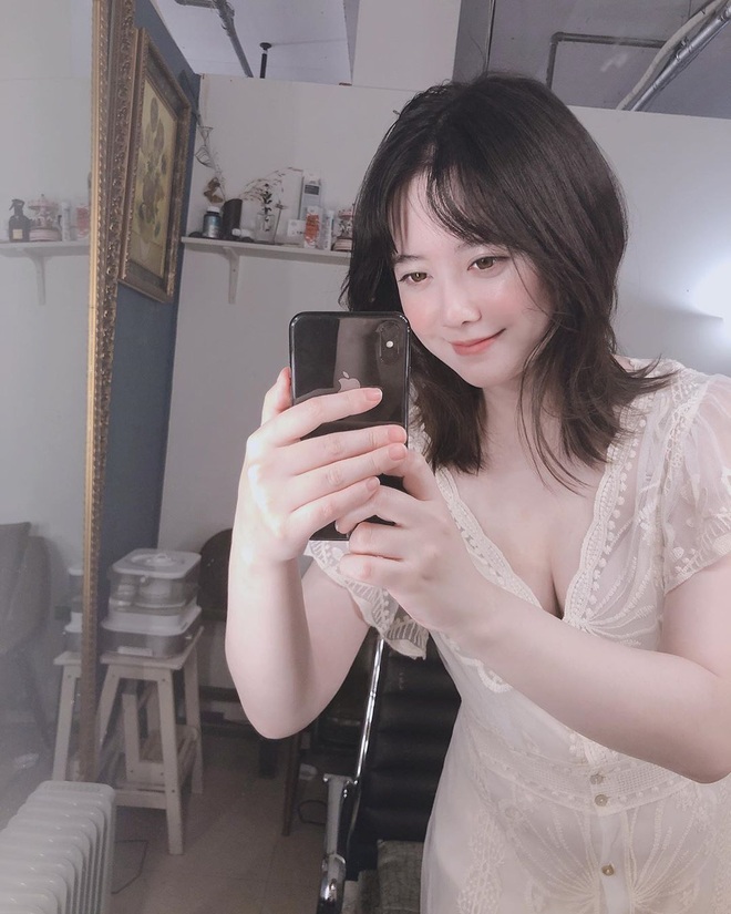 Từng bị chồng chê vòng 1 không hấp dẫn, Goo Hye Sun đáp trả bằng loạt ảnh trễ nải sexy bất ngờ - Ảnh 1.