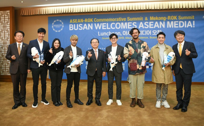 Hai anh chàng travel blogger người Việt vinh dự trở thành đại sứ du lịch Busan, được phong tặng bởi chính thị trưởng thành phố - Ảnh 1.