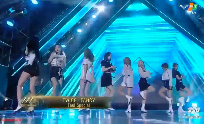 Nhóm nhạc Feel Special biểu diễn ca khúc “TWICE” và Fancy, thêm một pha “lag” cực mạnh tại AAA 2019! - Ảnh 3.