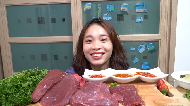 Youtuber người Việt ăn thịt đà điểu sống khiến dân tình lắc đầu chào thua vì chỉ nhìn thôi đã... hết hồn - Ảnh 5.