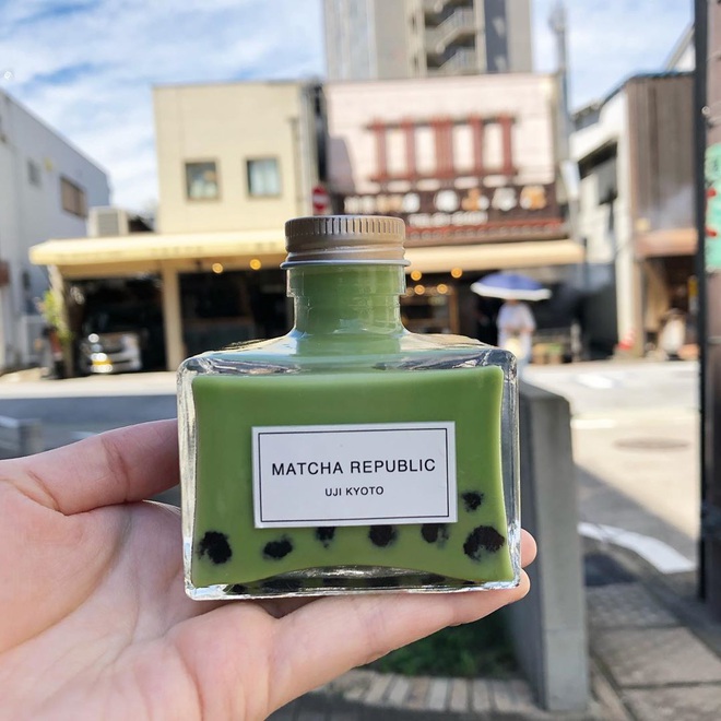 Xuất hiện trà sữa matcha phiên bản chai nước hoa cực chanh xả khiến hội sành uống đứng ngồi không yên - Ảnh 4.