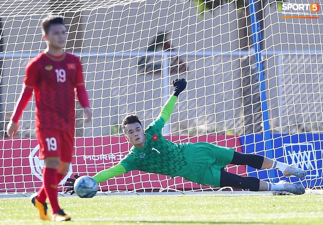 Ngượng chín mặt với màn thay tên đổi họ thủ môn Bùi Tiến Dũng từ chủ nhà SEA Games 30 - Ảnh 3.