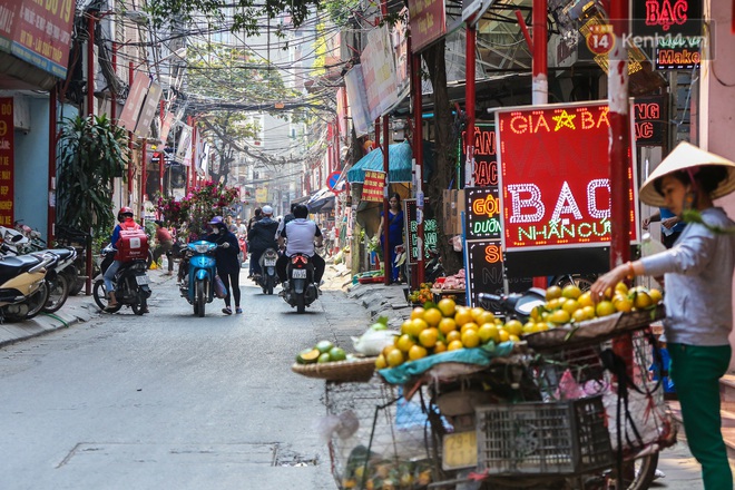 Chùm ảnh: Con phố “kiểu mẫu” thứ hai tại Hà Nội giờ nhếch nhác, lộn xộn ra sao? - Ảnh 4.