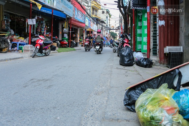 Chùm ảnh: Con phố “kiểu mẫu” thứ hai tại Hà Nội giờ nhếch nhác, lộn xộn ra sao? - Ảnh 8.