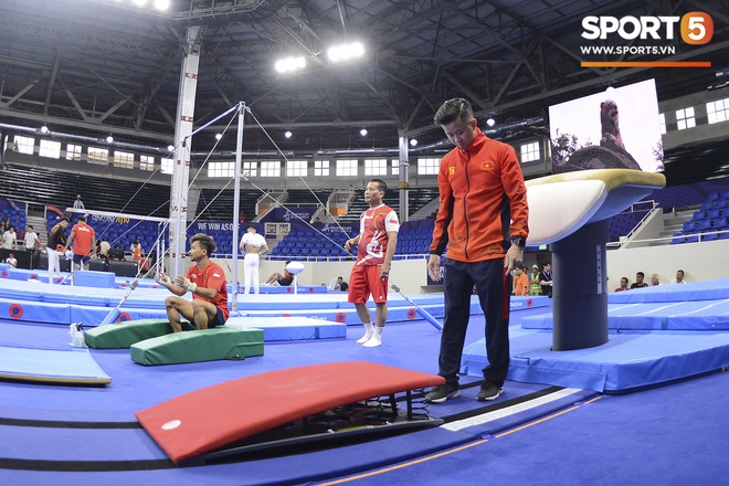 Cẩn thận như HLV Trương Minh Sang: Tự tay chuẩn bị cho học trò trong buổi tập cân não trước thềm SEA Games 2019 - Ảnh 5.