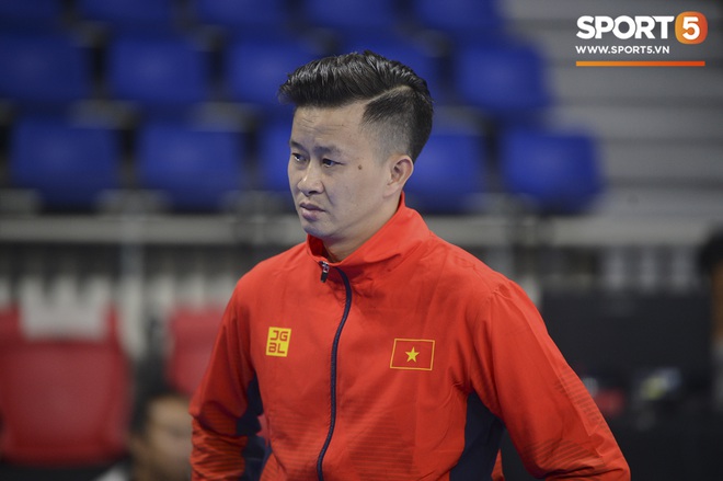 Cẩn thận như HLV Trương Minh Sang: Tự tay chuẩn bị cho học trò trong buổi tập cân não trước thềm SEA Games 2019 - Ảnh 1.