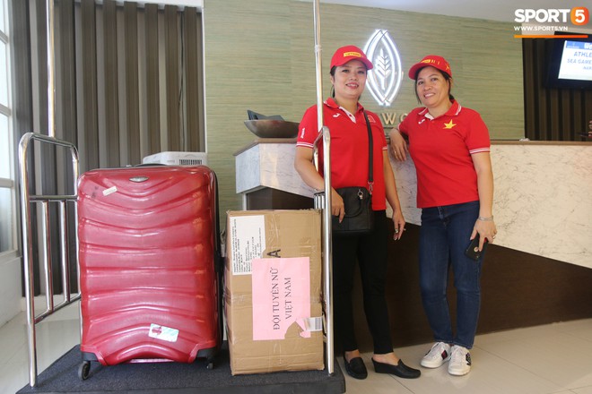 Hai fan cứng vượt kh&oacute; khăn tới Philippines tiếp tế 60kg thực phẩm cho tuyển nữ Việt Nam - Ảnh 2.
