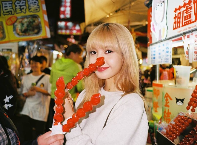 Lisa (BLACKPINK) có chùm ảnh selfie với đồ ăn khiến fan vừa đói vừa… thiếu nghị lực, nhìn vào đôi mắt ấy là quên cả thèm ăn! - Ảnh 7.