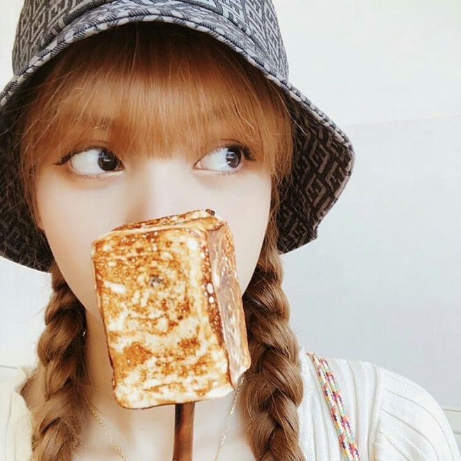 Lisa (BLACKPINK) có chùm ảnh selfie với đồ ăn khiến fan vừa đói vừa… thiếu nghị lực, nhìn vào đôi mắt ấy là quên cả thèm ăn! - Ảnh 5.